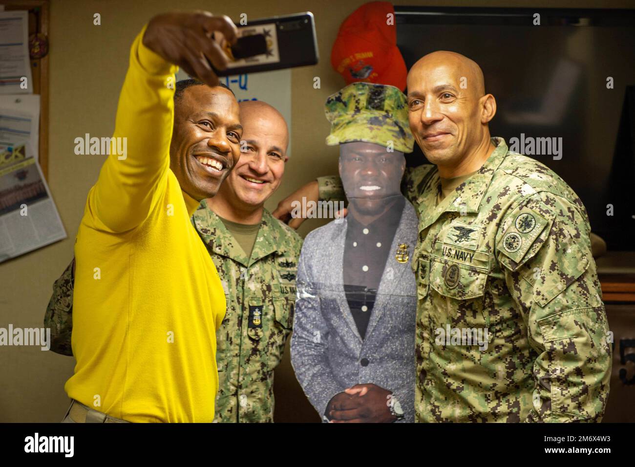 220508NGP3841154 MEDITERRANEAN SEA (May 8, 2022) From left to right