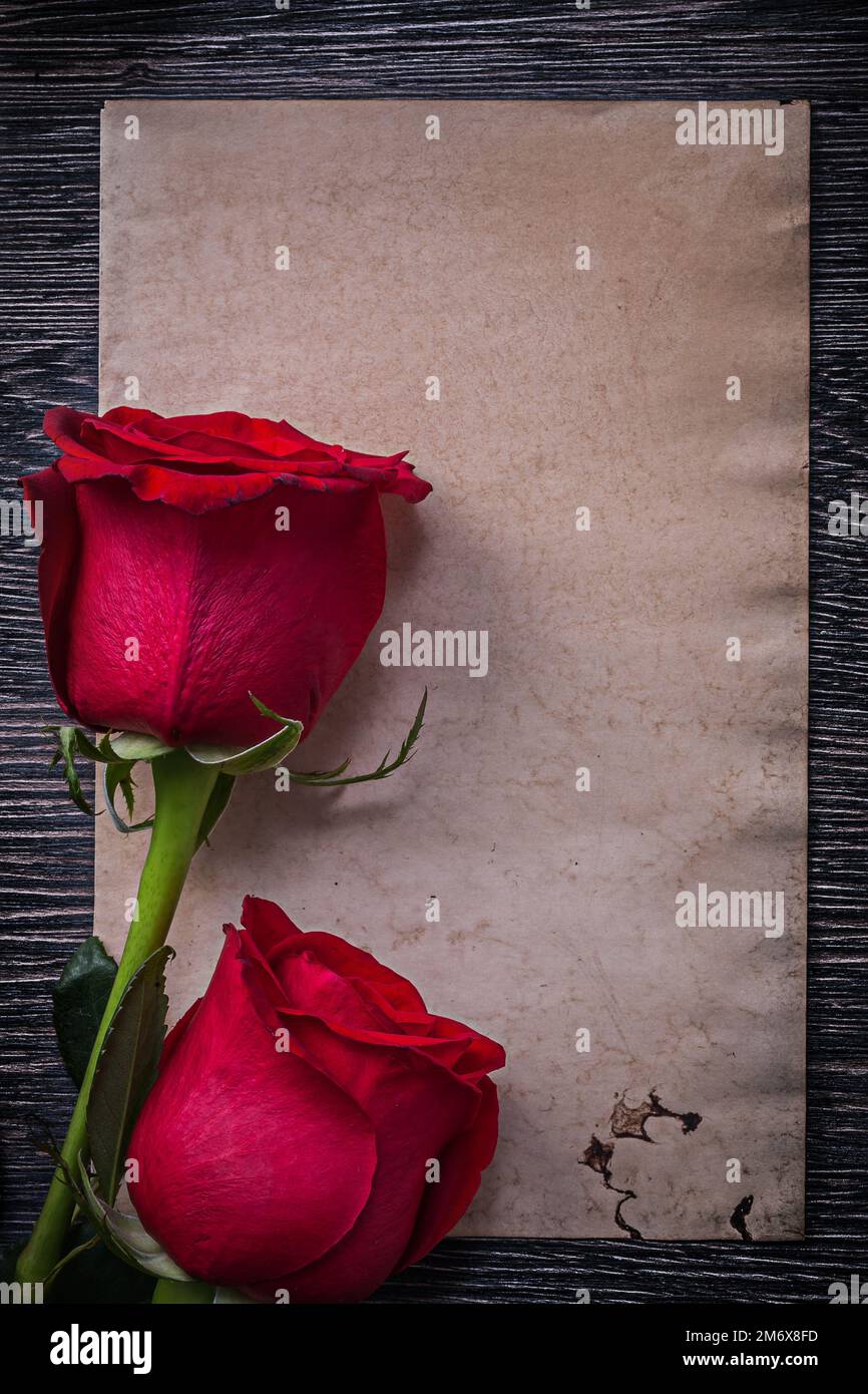 Blank vintage paper red expanded roses on wooden board Stock Photo - Alamy