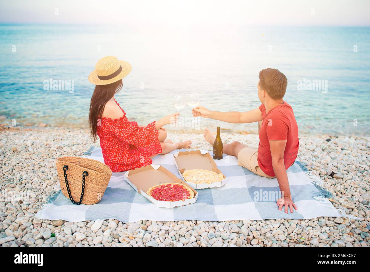 Family beach picnic lifestyle hi-res stock photography and images - Alamy