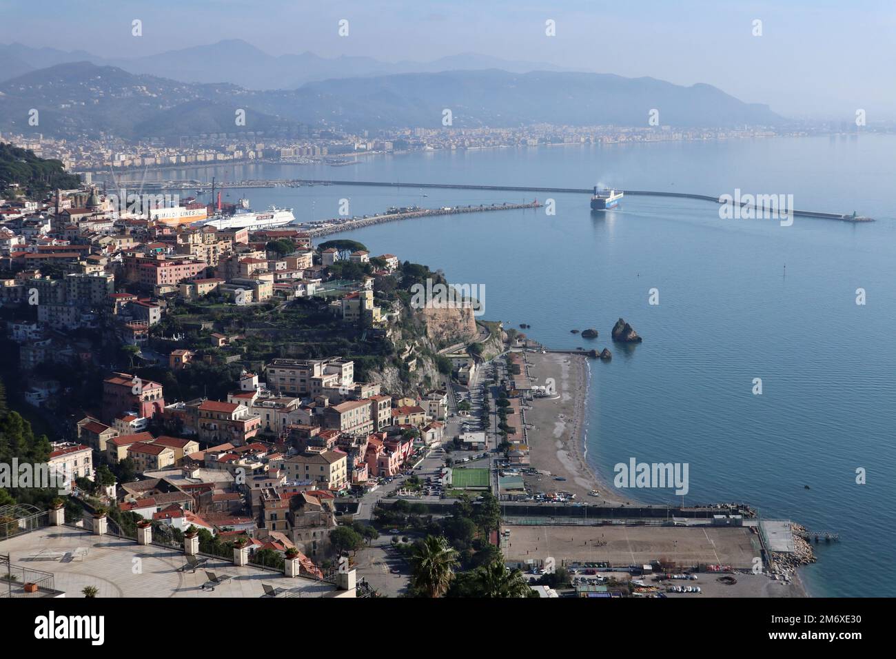 Raito - Panorama di Vietri e del porto di Salerno Stock Photo