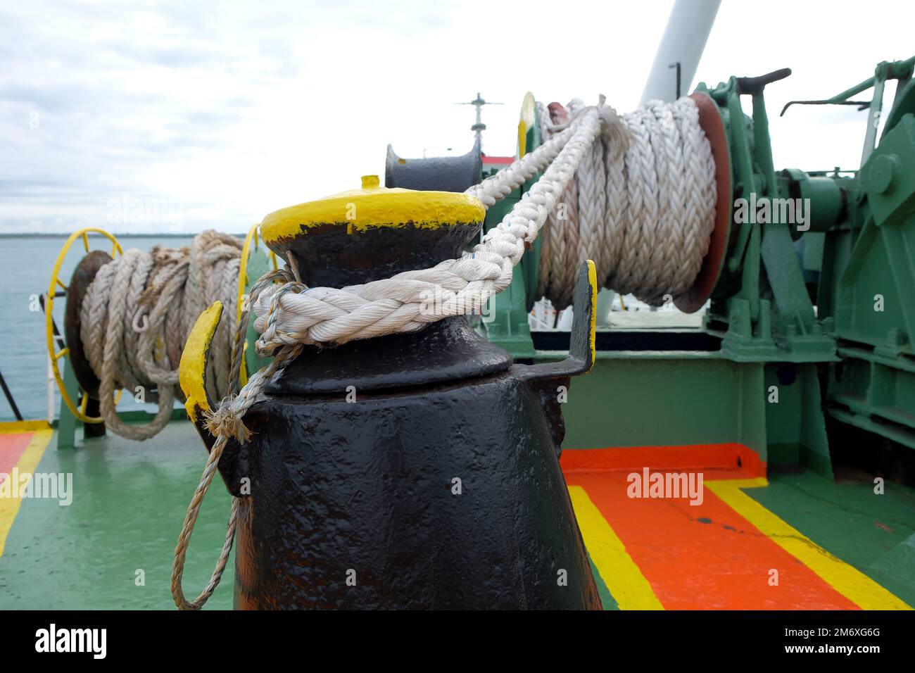 Ship mooring moorings rope ropes hi-res stock photography and images - Alamy
