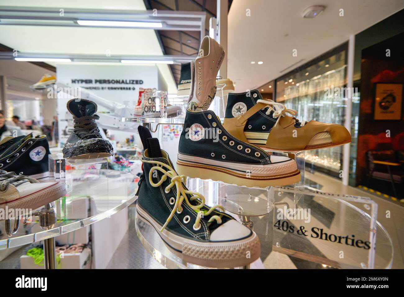 afstemning Sport vokal Converse shop display hi-res stock photography and images - Alamy