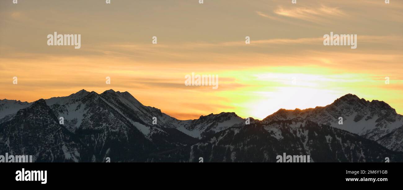 View sunset behind mountains hi-res stock photography and images - Alamy