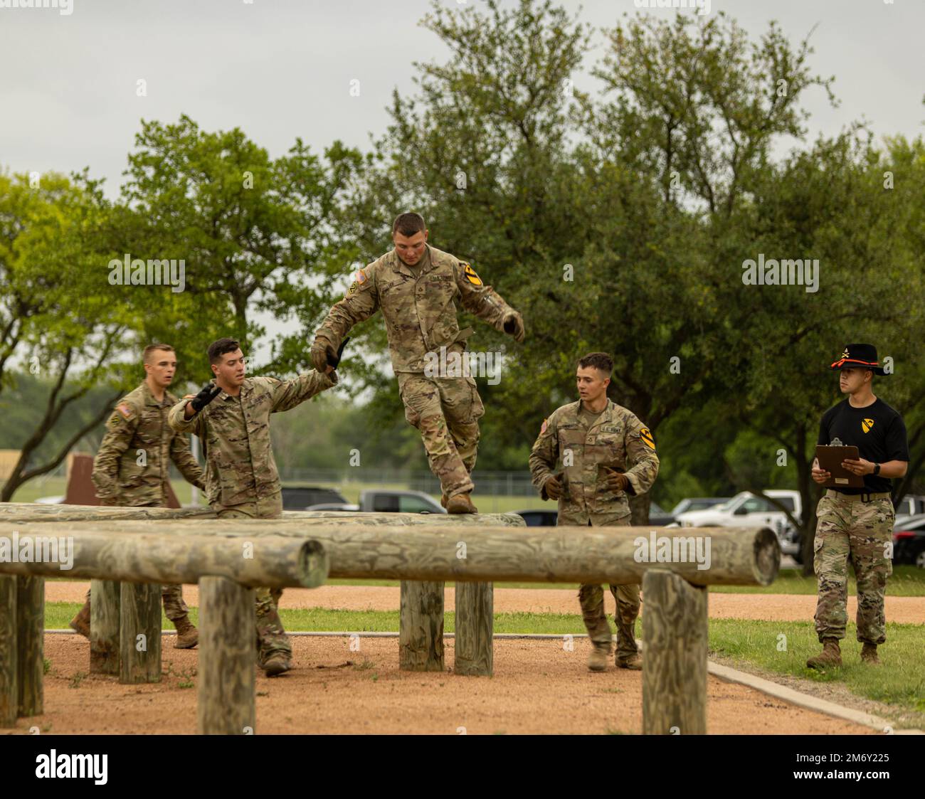 1st Cavalry Division Troopers maneuver through the team building ...