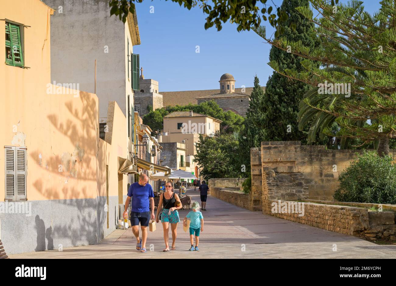 Passanten, Altstadt, Alcudia, Mallorca, Spanien Stock Photo