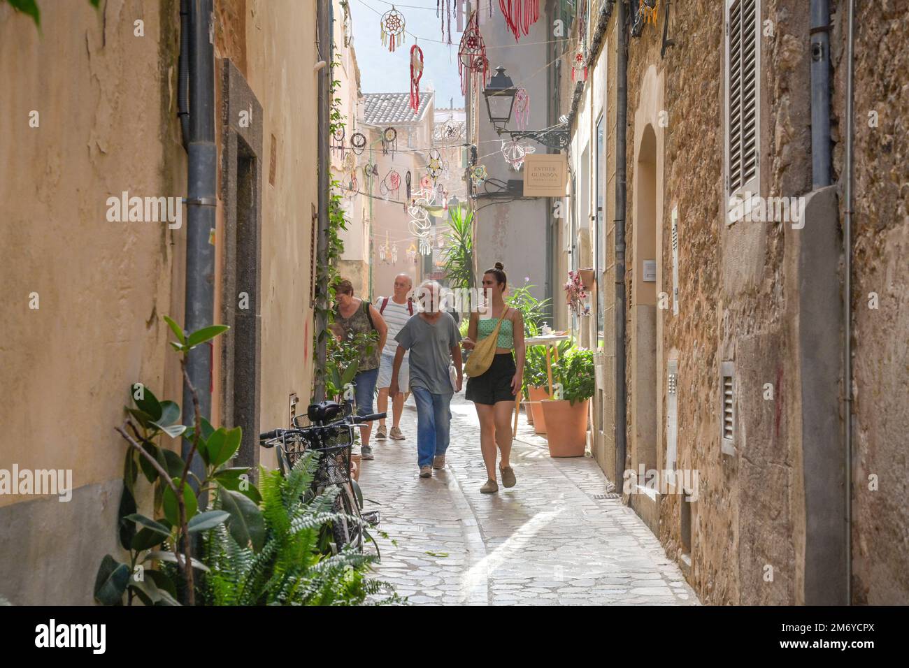 Passanten, Gasse, Altstadt, Soller, Mallorca, Spanien Stock Photo
