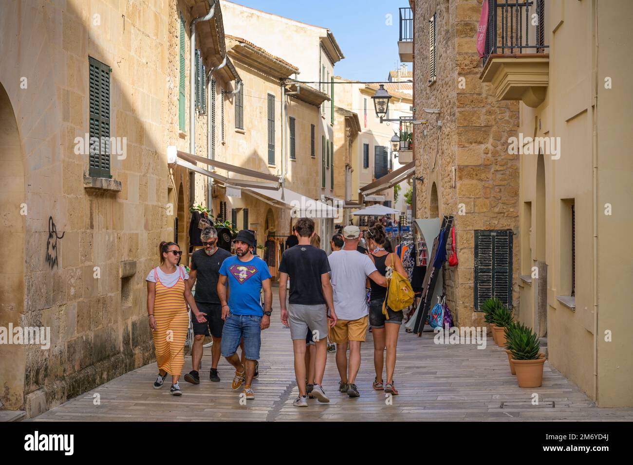 Passanten, Gasse, Altstadt, Alcudia, Mallorca, Spanien Stock Photo