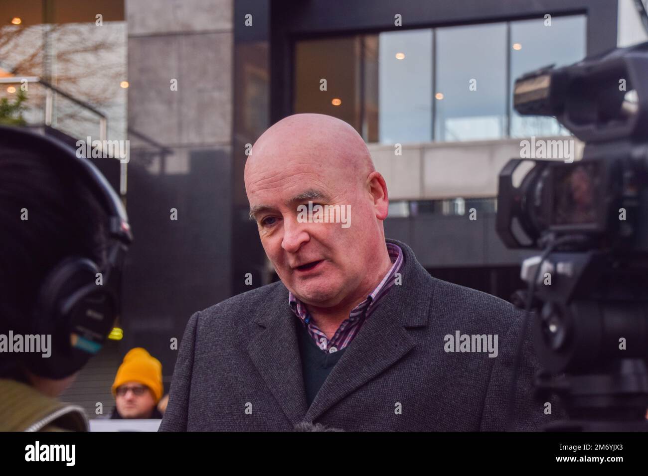 London, UK. 06th Jan, 2023. RMT (Rail, Maritime, and Transport workers union) general secretary Mick Lynch speaks to the media at the picket outside Euston Station as national rail strikes continue. Credit: SOPA Images Limited/Alamy Live News Stock Photo