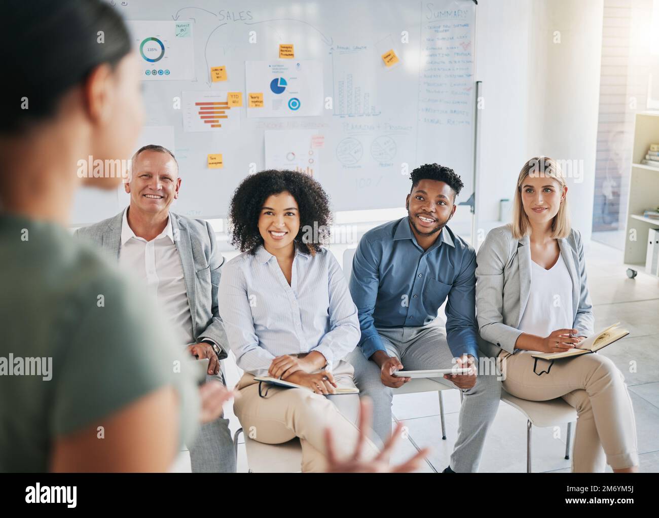 Employees listening boss hi-res stock photography and images - Alamy