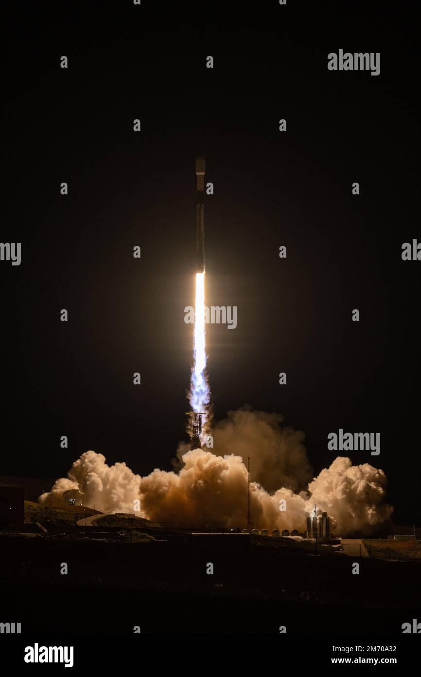 VANDENBURG SPACE FORCE BASE, CALIFORNIA, USA - 18 December 2022 - A SpaceX Falcon 9 rocket launches with the Surface Water and Ocean Topography (SWOT) Stock Photo
