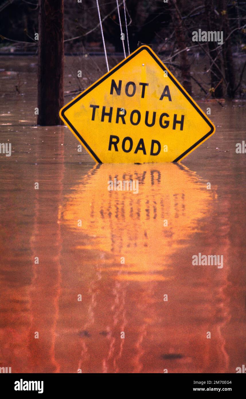 Flooded Road, Guerneville California, USA.  Street sign on Drake Road during historic flood on the Russian River in Northern California in 1986. Stock Photo