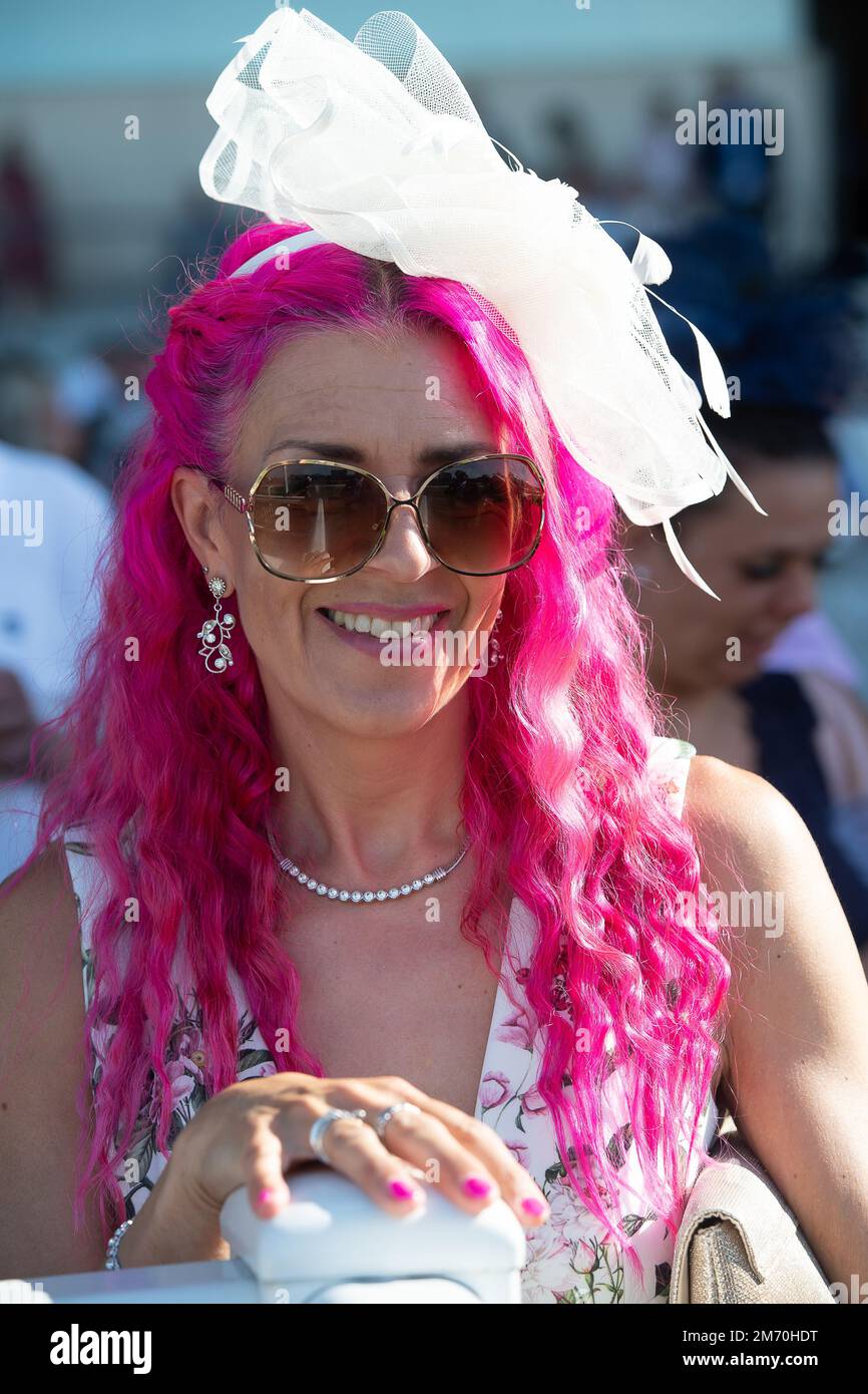Ascot, Berkshire, UK. 6th August, 2022. A lady with vibrant pink hair ...