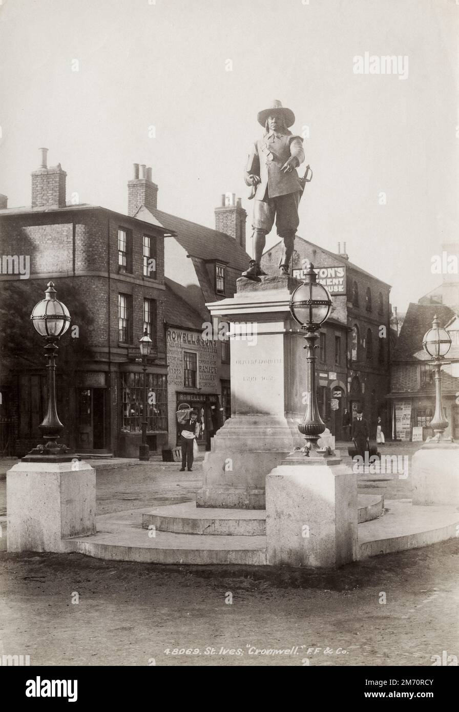 Vintage late 19th/early 20th century photograph Oliver Cromwell Statue