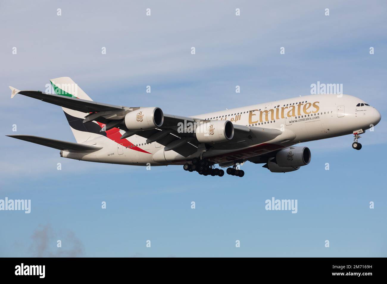 emirates-airbus-a380-landing-heathrow-hi-res-stock-photography-and