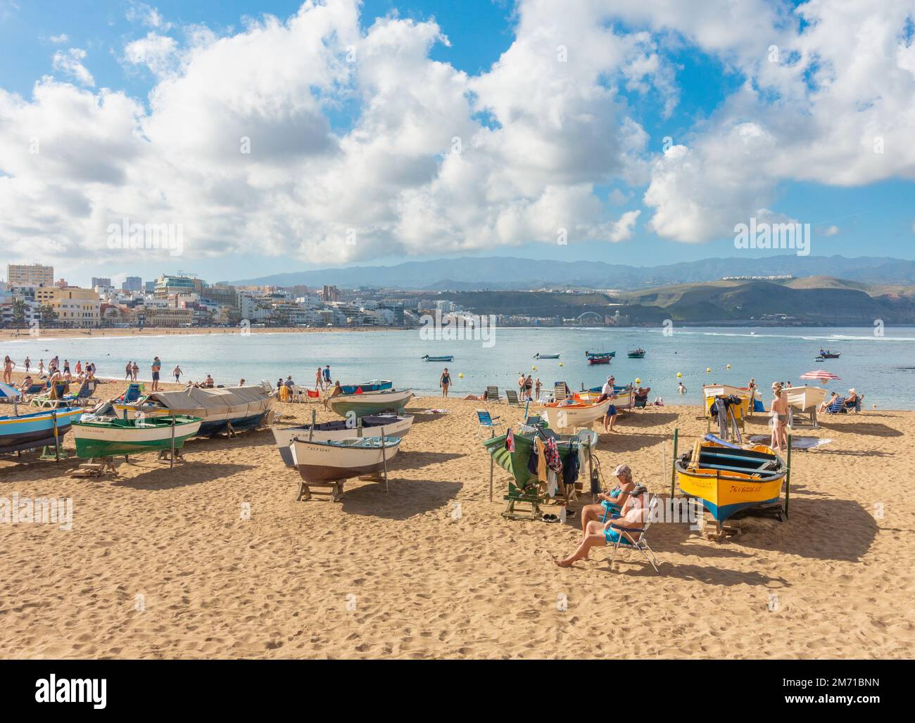 Las Palmas, Gran Canaria, Canary Islands, Spain. 6th January 2023.  Tourists, many from the UK, bask in glorious sunshine on the city beach in Las Palmas. UK holiday firms are expecting a busy weekend for 2023 holidays, with the first Saturday following the new year holiday traditionally one of the peak times for bookings. Credit: Alan Dawson/Alamy Live News Stock Photo