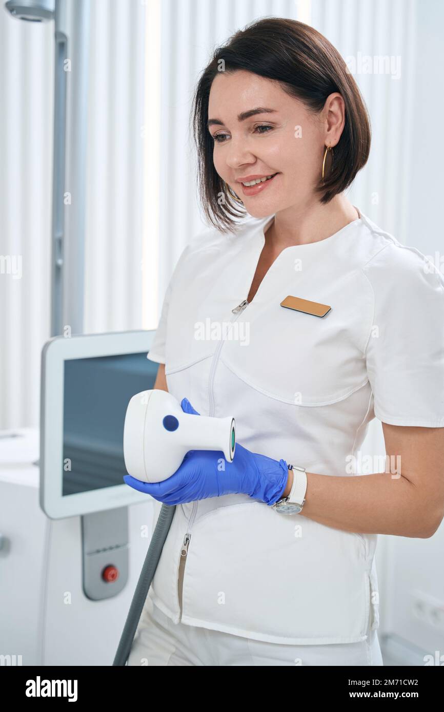 https://c8.alamy.com/comp/2M71CW2/pretty-doctor-holds-applicator-of-btl-600-device-in-her-hands-2M71CW2.jpg