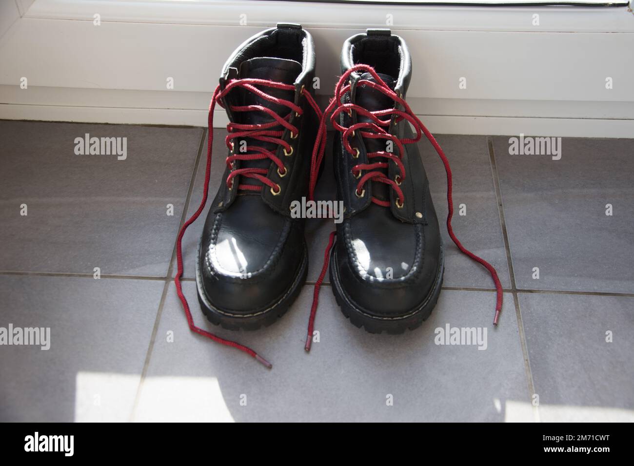 Black hiking boots red laces online