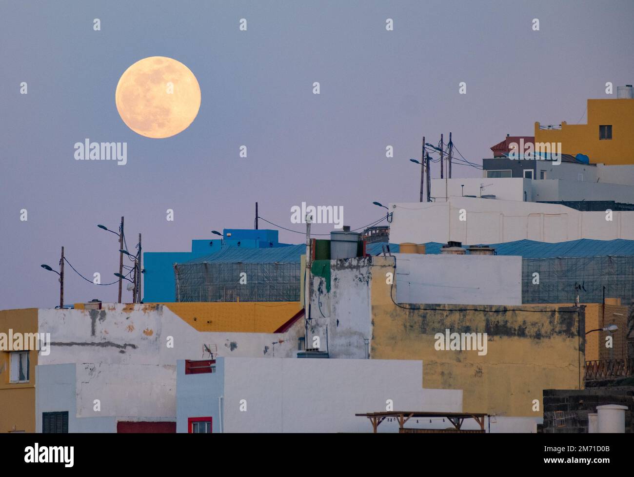 Gran Canaria, Canary Islands, Spain. 6th January 2023. The first full Moon of 2023, called a Wolf Moon, rises above houses on the north coast of Gran Canaria. Credit: Alan Dawson/Alamy Live News Stock Photo