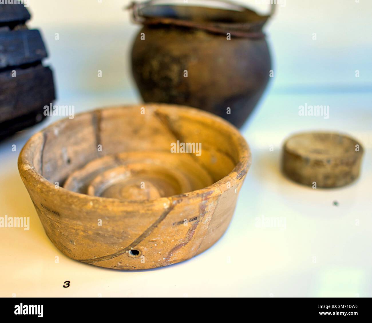 THE HUNTERIAN Roman wooden bowl featured in the kitchen section pf the Antonine wall  exhibits Stock Photo