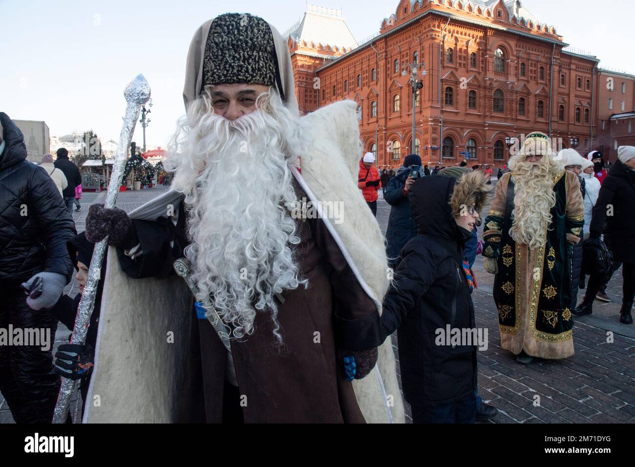 Moscow, Russia. 6th of January, 2023. Performers in Father Frost costumes are seen in the downtown of Moscow city, Russia. On 5-7 January, Moscow is hosting an event titled The Keepers of Winter Traditions, part of the annual festival A Journey To Christmas, in which Father Frosts from 14 regions of Russia are taking place. Father Frost (Ded Moroz) is a Russian equivalent of Santa. Nikolay Vinokurov/Alamy Live News Stock Photo