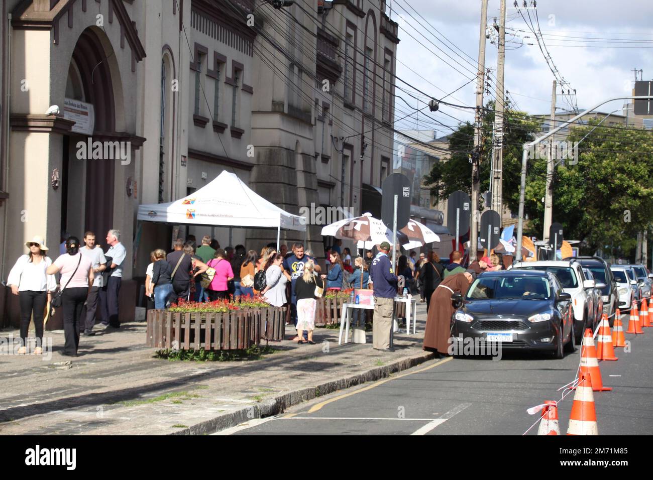 Curitiba, Parana, Brasil. 6th Jan, 2023. (INT) Capuchin Friars give  blessing. January 6, 2023. Brazil, Curitiba, Parana: About 10,000 vehicles  should participate in the traditional blessing of cars and faithful that  will