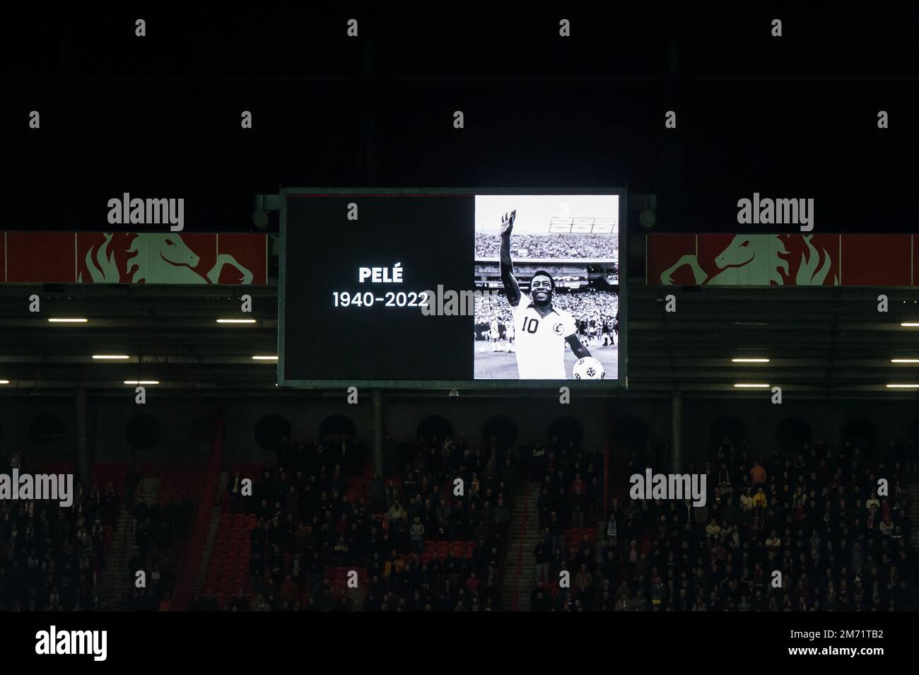 ENSCHEDE - Minute of silence in memory of Pele prior to the Dutch premier  league match between FC Twente and FC Emmen at Stadion De Grolsch Veste on  January 6, 2023 in