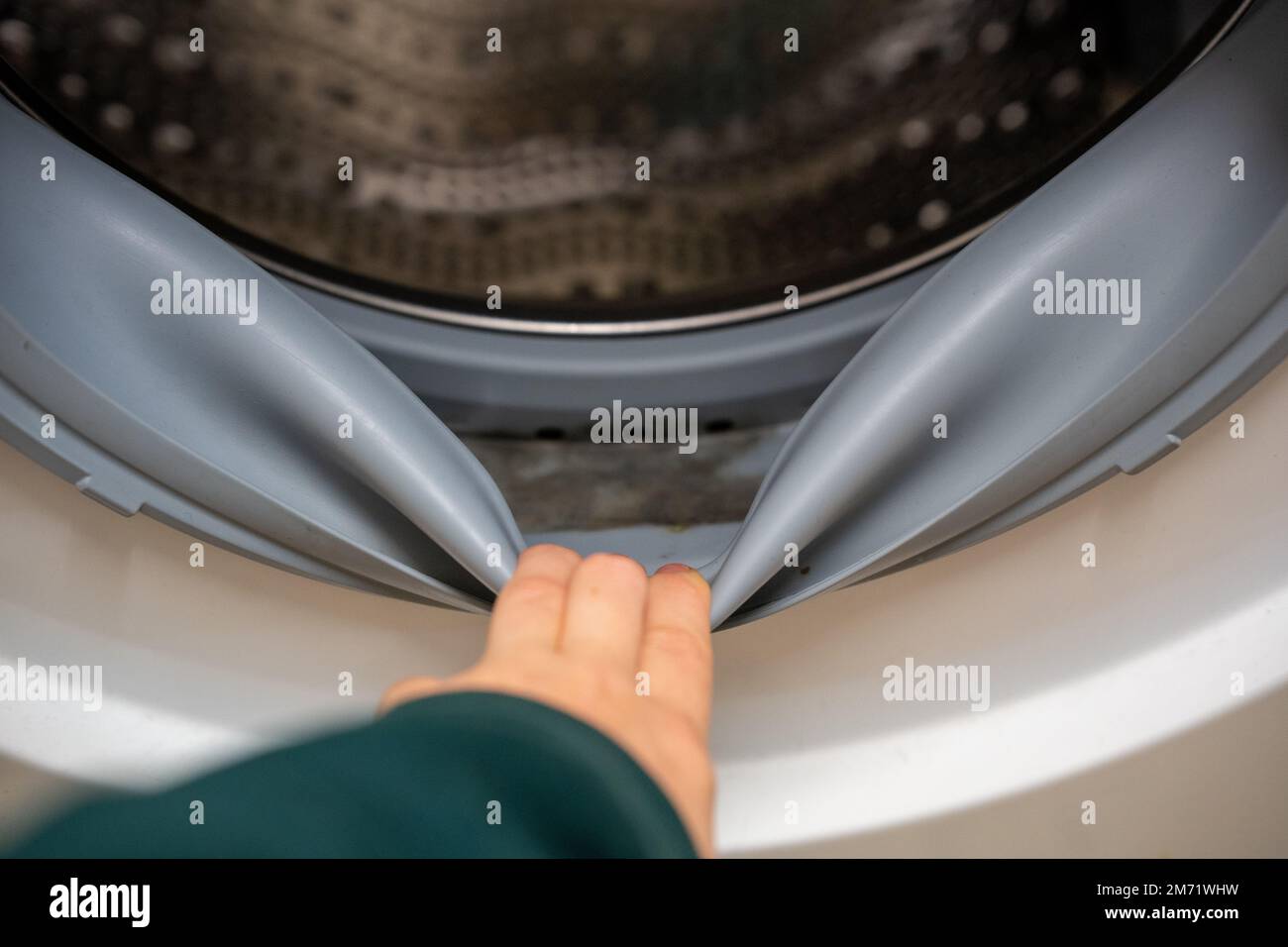 Mold in the rubber around the washing machine, bad smell. mold in