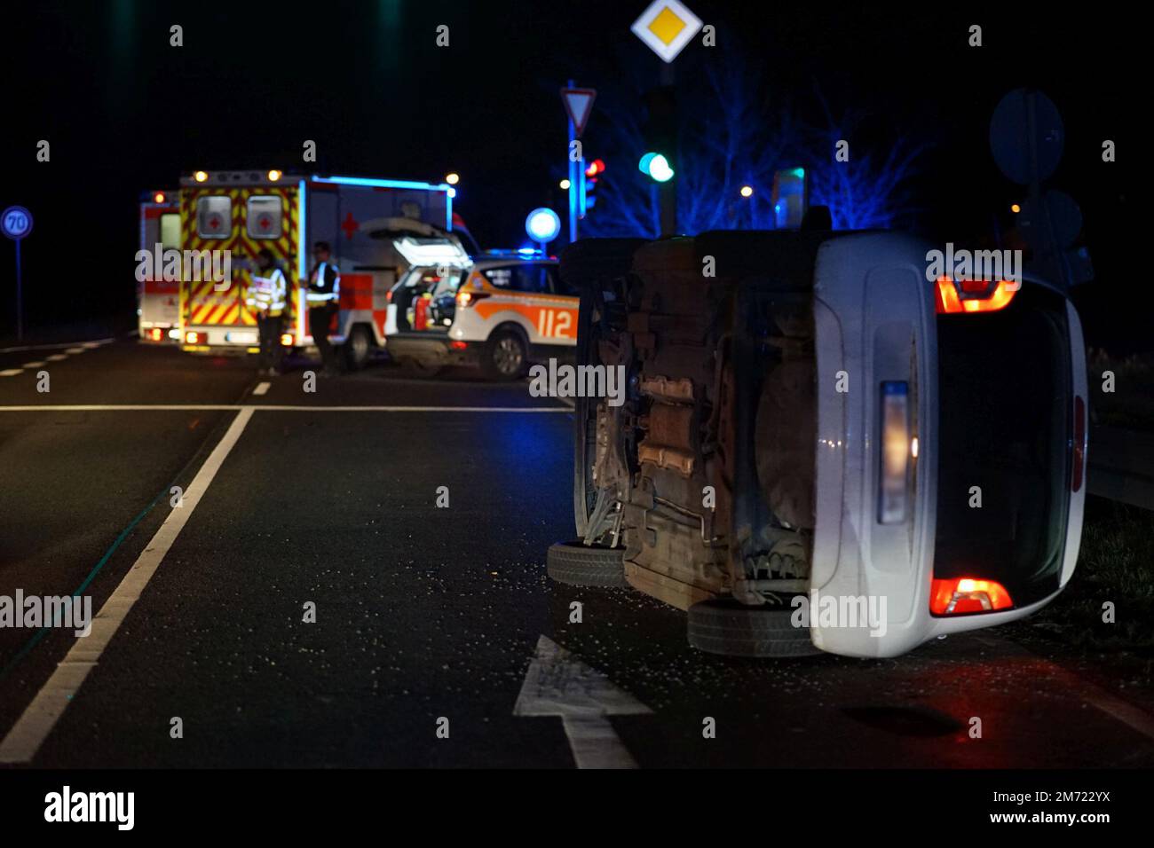 Lampertheim, Germany. 06th Jan, 2023. A vehicle lies on its side at the scene of an accident. Four people were injured in a traffic accident involving three vehicles on the B47 near Lampertheim in the Bergstrasse district. One car overturned, the police said on Saturday night. Credit: 5VISION.NEWS/dpa/Alamy Live News Stock Photo