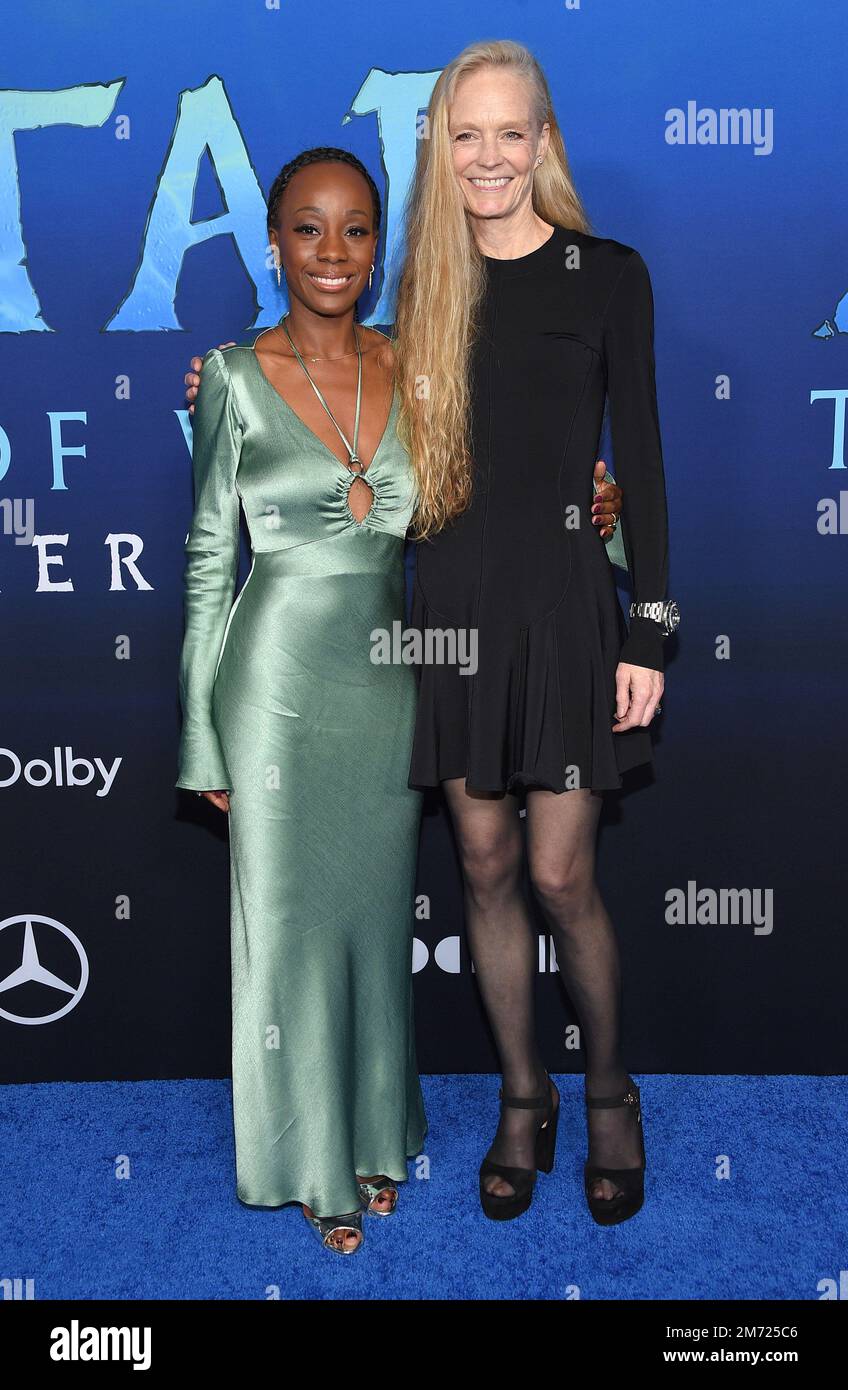 December 12, 2022, Hollywood, California, USA: Suzy Amis and Samata Pattinson arrives for the â€˜Avatar: The Way of Waterâ€™ Hollywood Premiere at the TCL Chinese Theatre (Credit Image: © Lisa O'Connor/ZUMA Press Wire) Stock Photo
