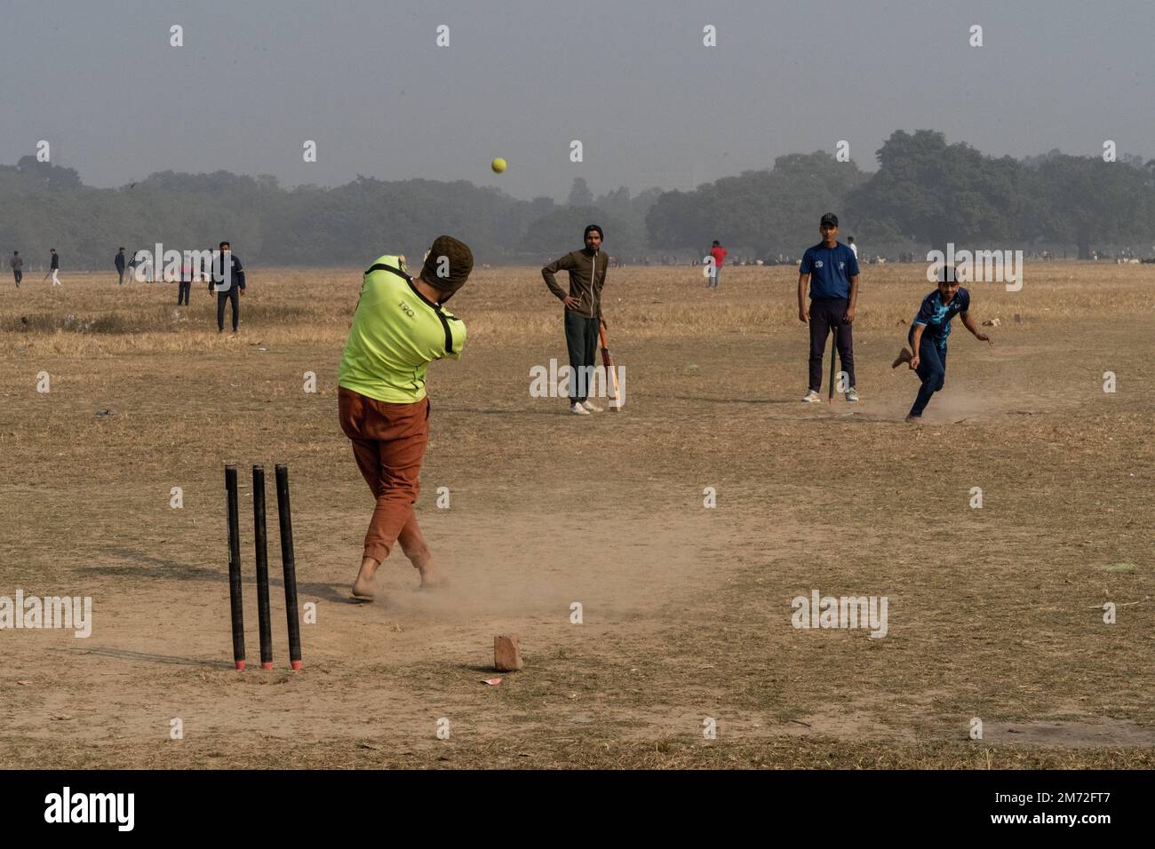 Kolkata, West Bengal, India. 7th Jan 2023. People play recreational cricket at a public park in Kolkata. Credit: Matt Hunt / Neato/Alamy Live News Stock Photo