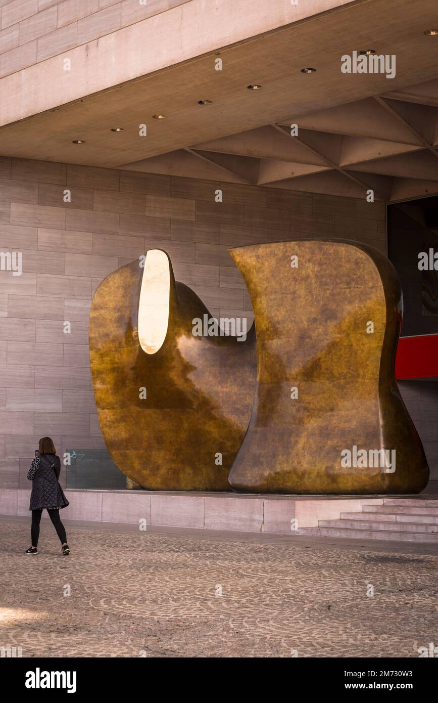 Henry Moore sculpture 'Knife Edge Mirror Two Piece', 19761978, bronze, in front of the main