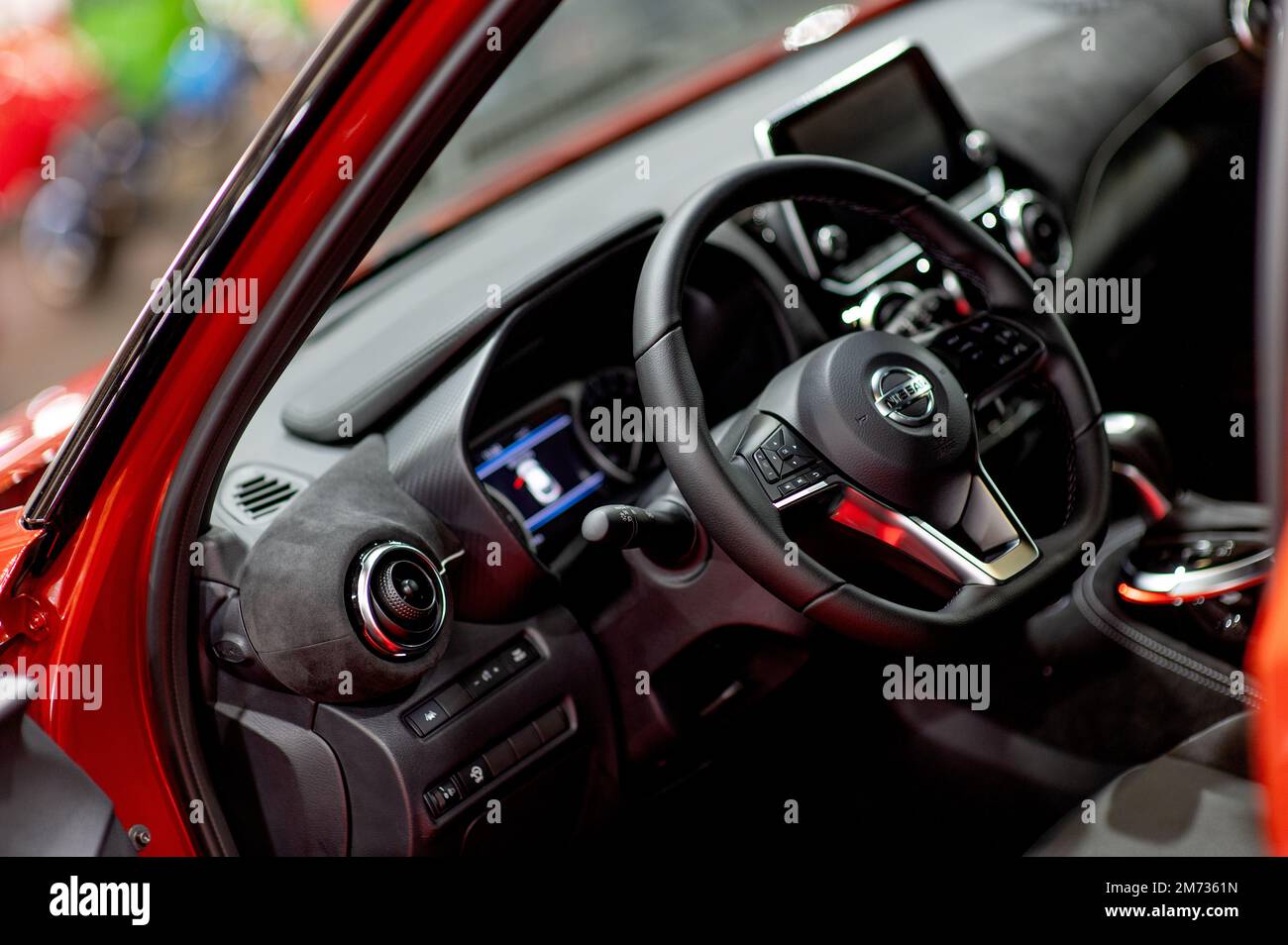 Riga, Lettonie - 29 avril 2022 : vue intérieure de la voiture Nissan Juke  avec tableau de bord, volant multifonctions, compteur de vitesse Photo  Stock - Alamy