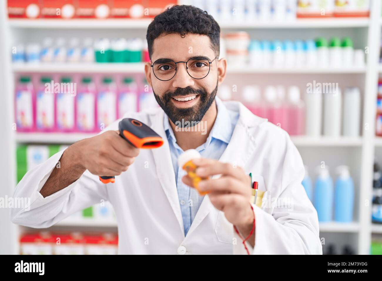Arab pharmacist at counter hi-res stock photography and images - Alamy