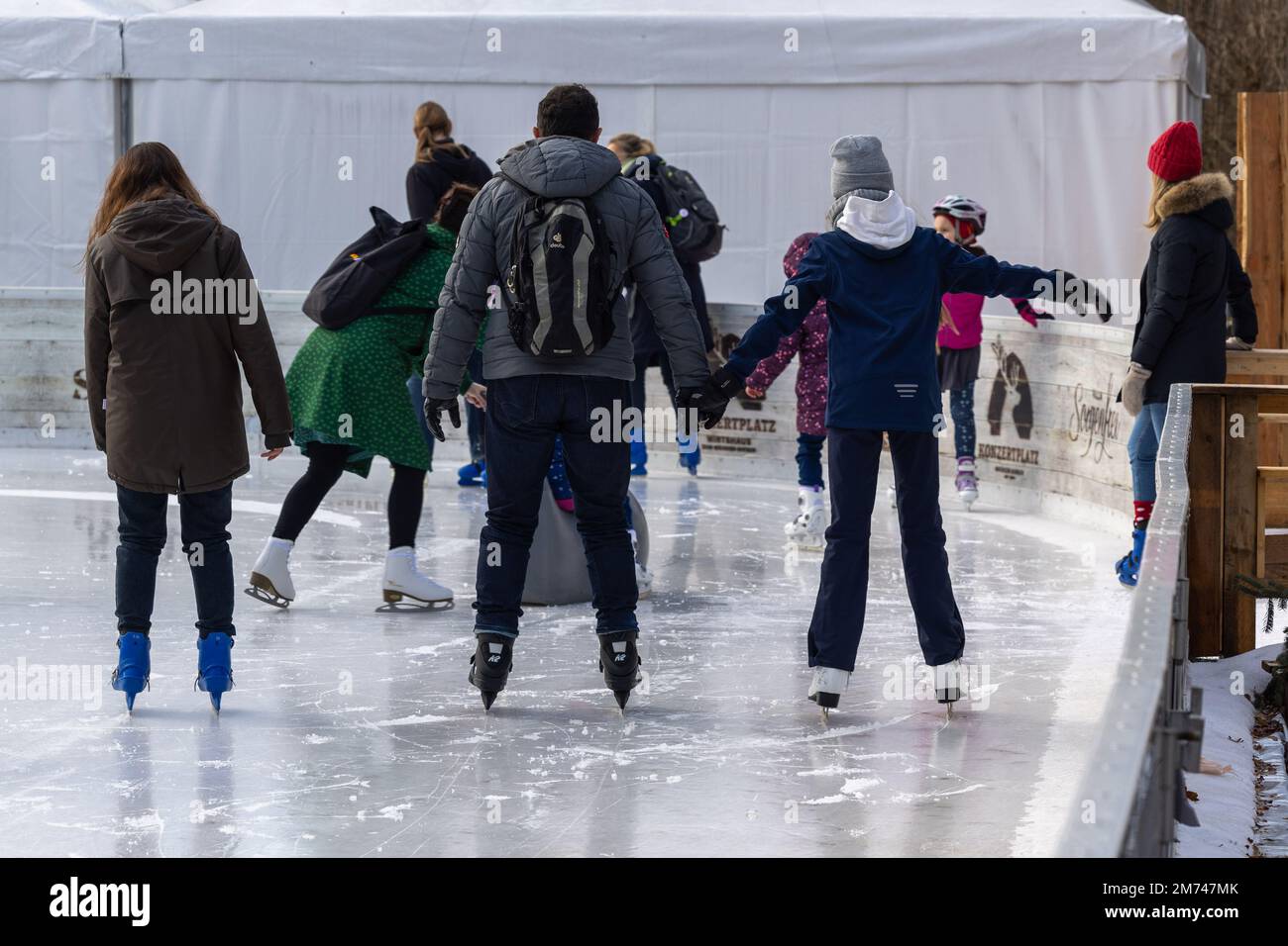 07 January 2023, Saxony, Dresden: Despite the mild temperatures around ...
