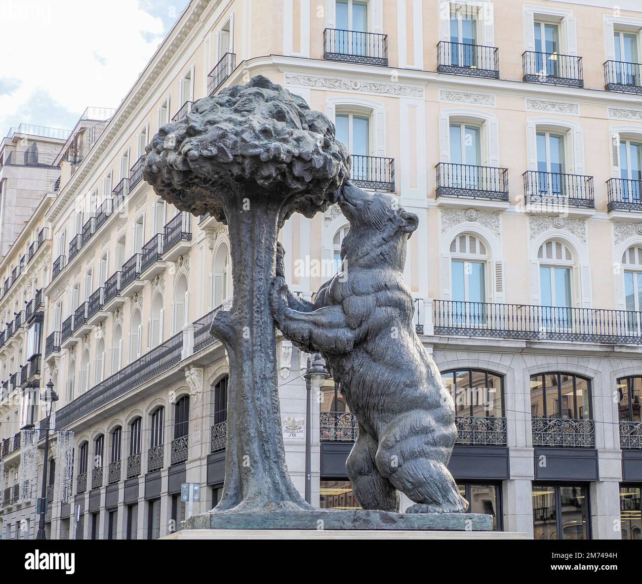 Statue of the Bear and the Strawberry Tree (Oso y el Madrono