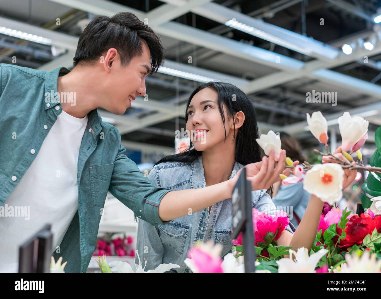 Young couples to choose decorative flowers Stock Photo - Alamy