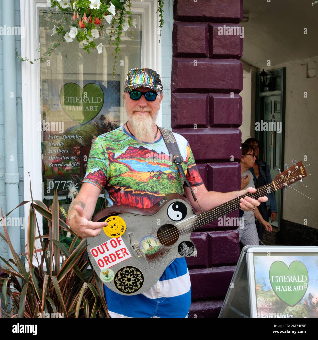 Street Performer Guitar Player Glastonbury Stock Photo Alamy