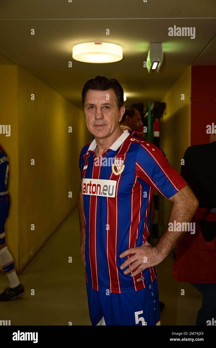 Rudi Vata beim 8.Bretter-Knaller Turnier der Traditionsmannschaften FC Energie Cottbus, Bundesliga-Auswahl Ost, Borussia Dortmund,1. FC Magdeburg,  BF Stock Photo