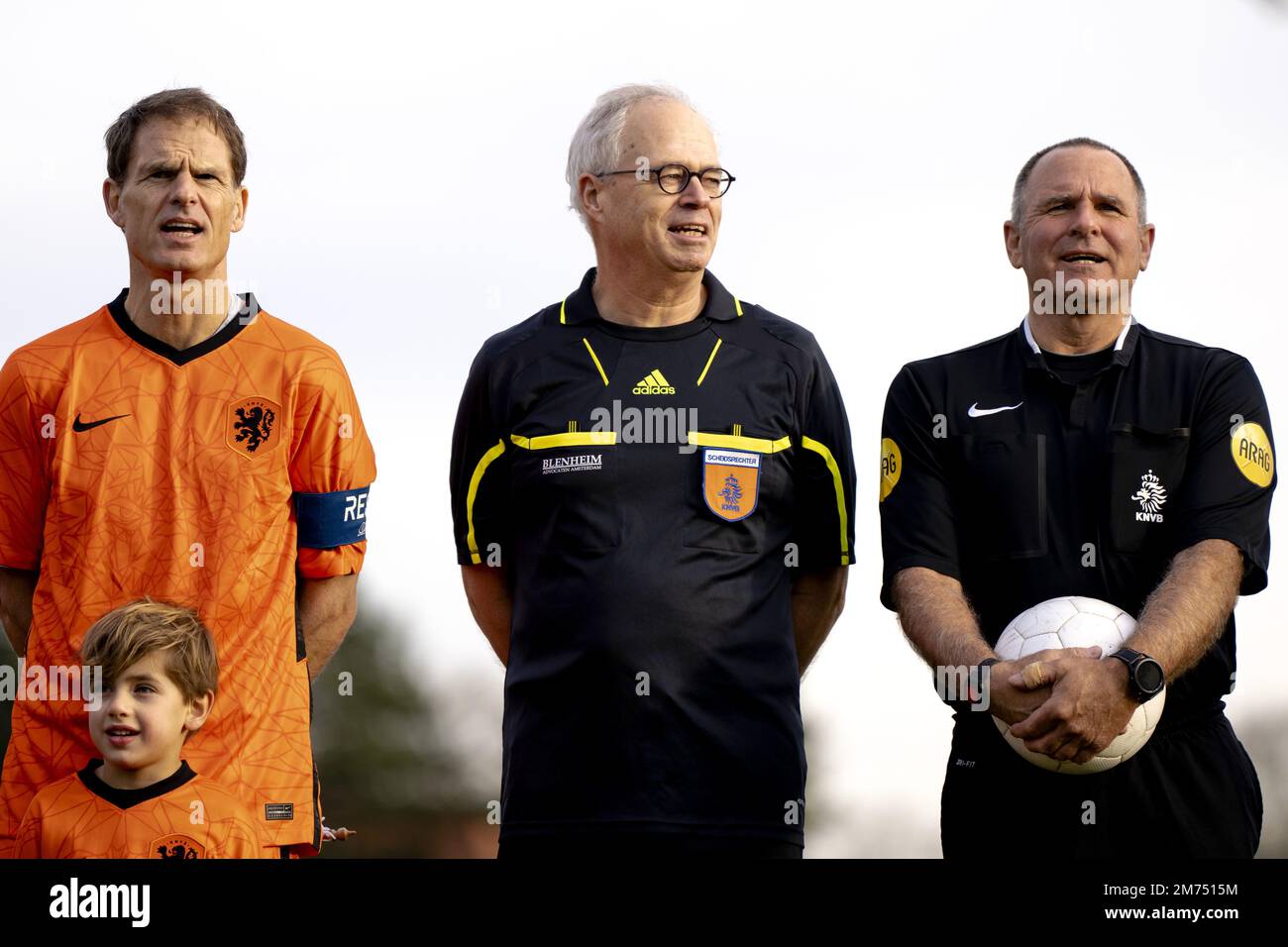 HAARLEM - Frank de Boer and referee Ruud Bossen prior to the traditional New Year's match between former Royal HFC players and ex-internationals. ANP SANDER KONING netherlands out - belgium out Stock Photo