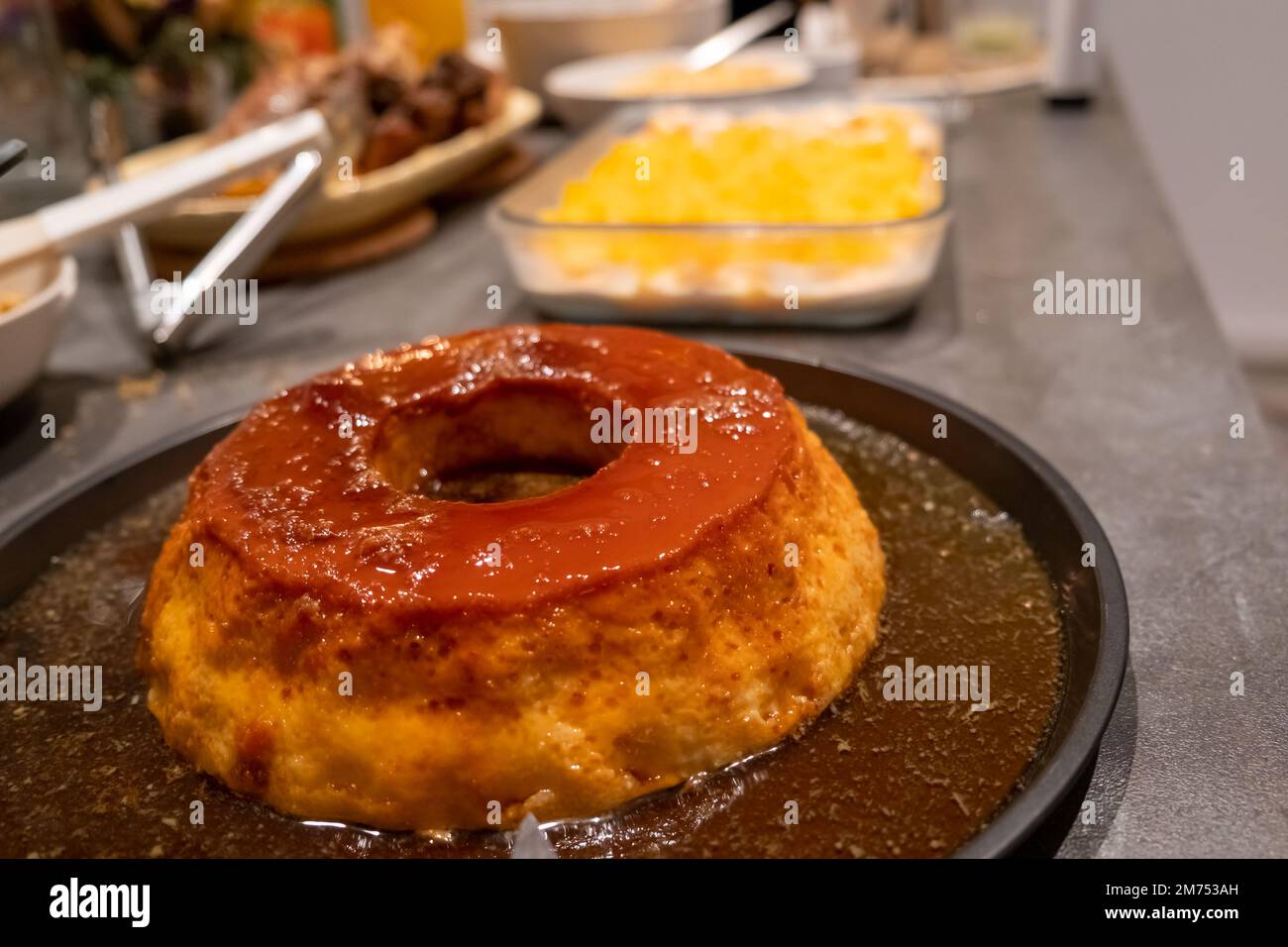 https://c8.alamy.com/comp/2M753AH/traditional-brazilian-desserts-pave-and-pudim-served-at-a-decorated-new-years-table-with-golden-candles-2M753AH.jpg