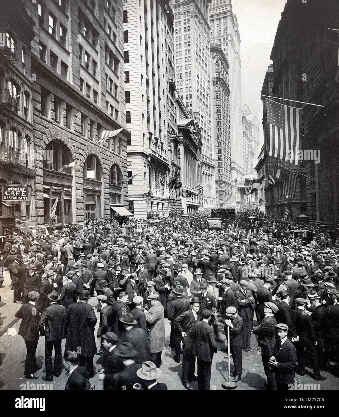 STOCKBROKERS CELEBRATE END OF WW1. Crowds on Broad Street, New York, leading to Wall Street in November 1918. Stock Photo