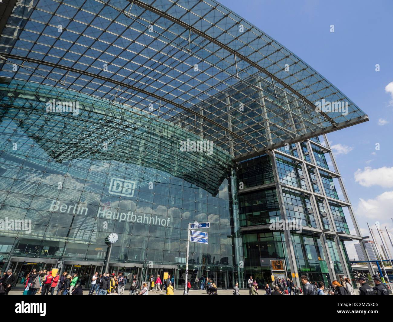 Exterior berlin hauptbahnhof hi-res stock photography and images - Alamy