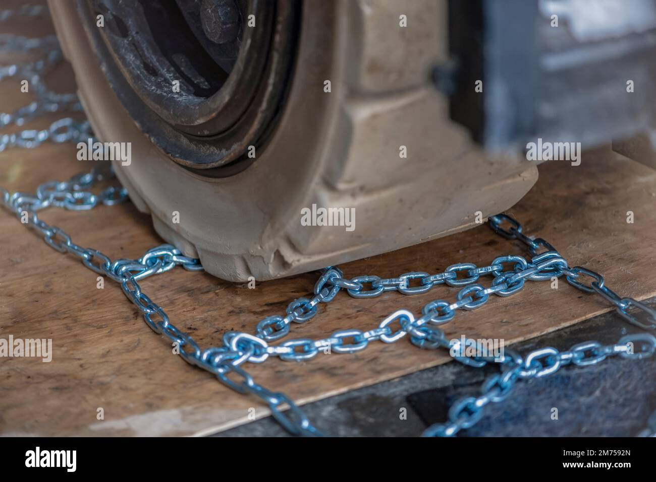 The process of installing an antiskid chain on a wheel in winter