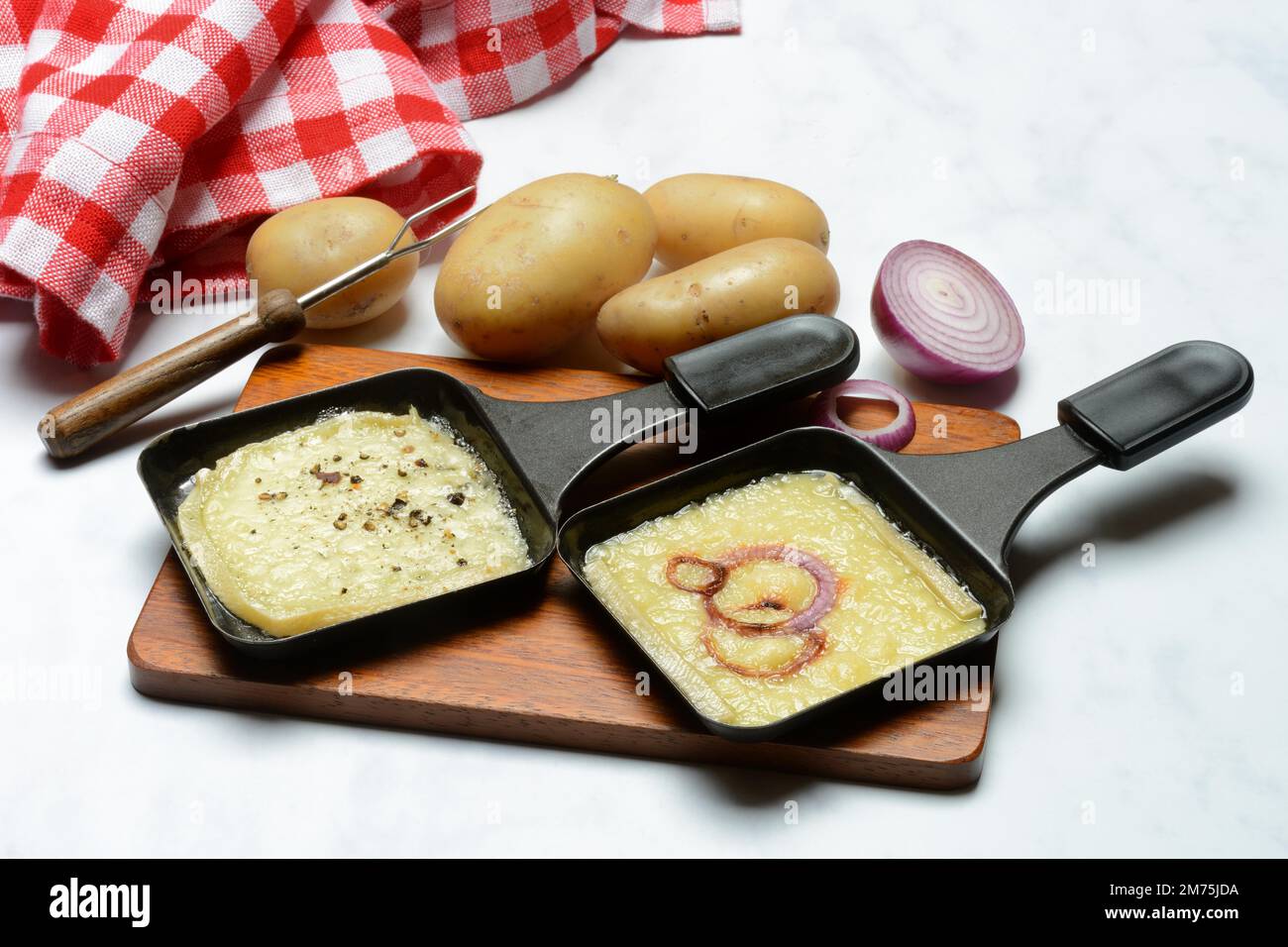 Formaggio Raclette su un tagliere Foto stock - Alamy