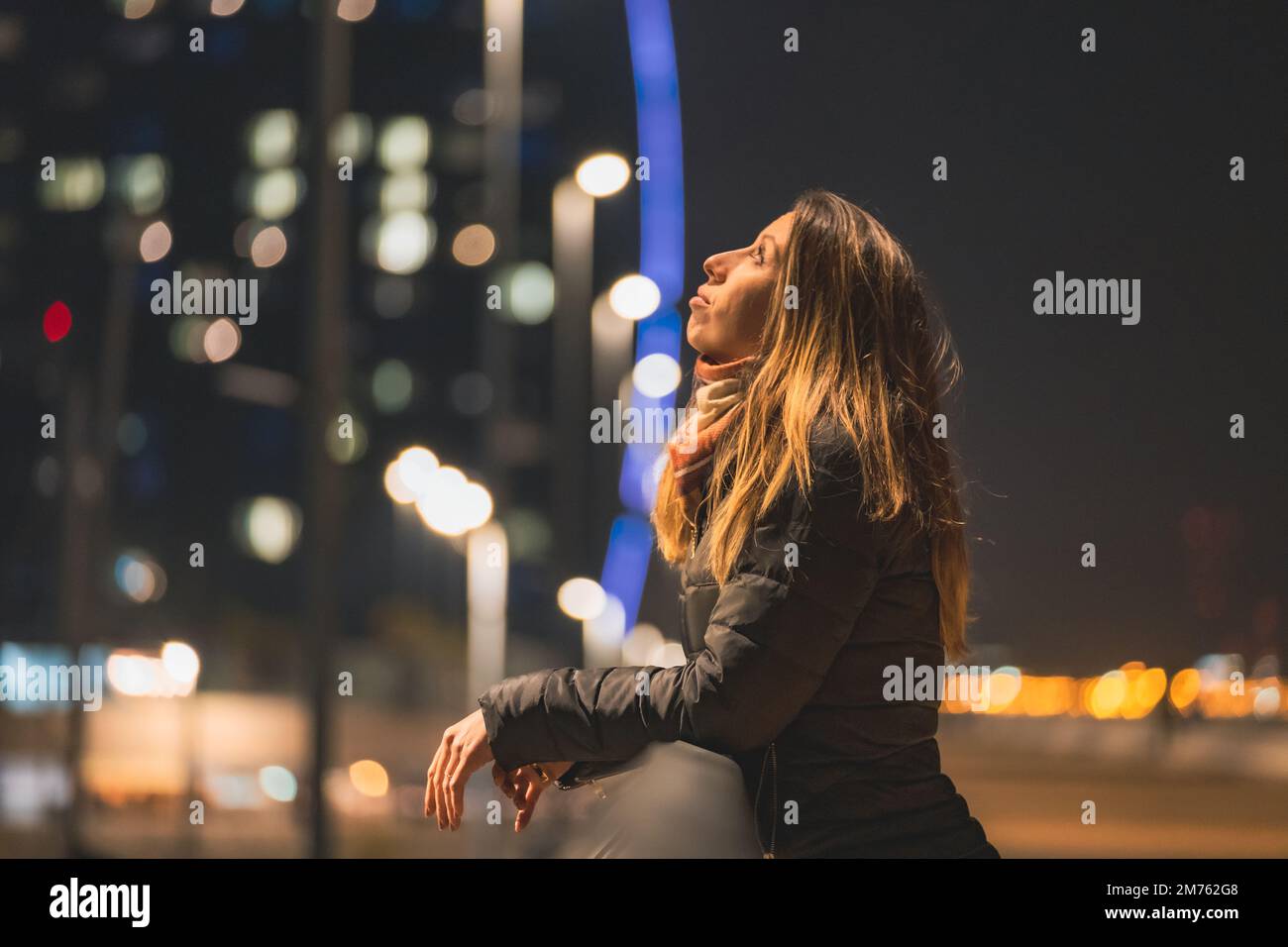 Girl looking up night sky hi-res stock photography and images - Alamy