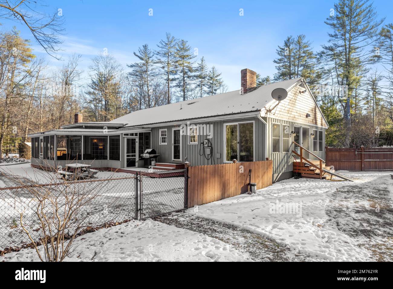 A closeup of a beautiful modern ranch house in the forest surrounded by  snow Stock Photo - Alamy, image size:1300x957