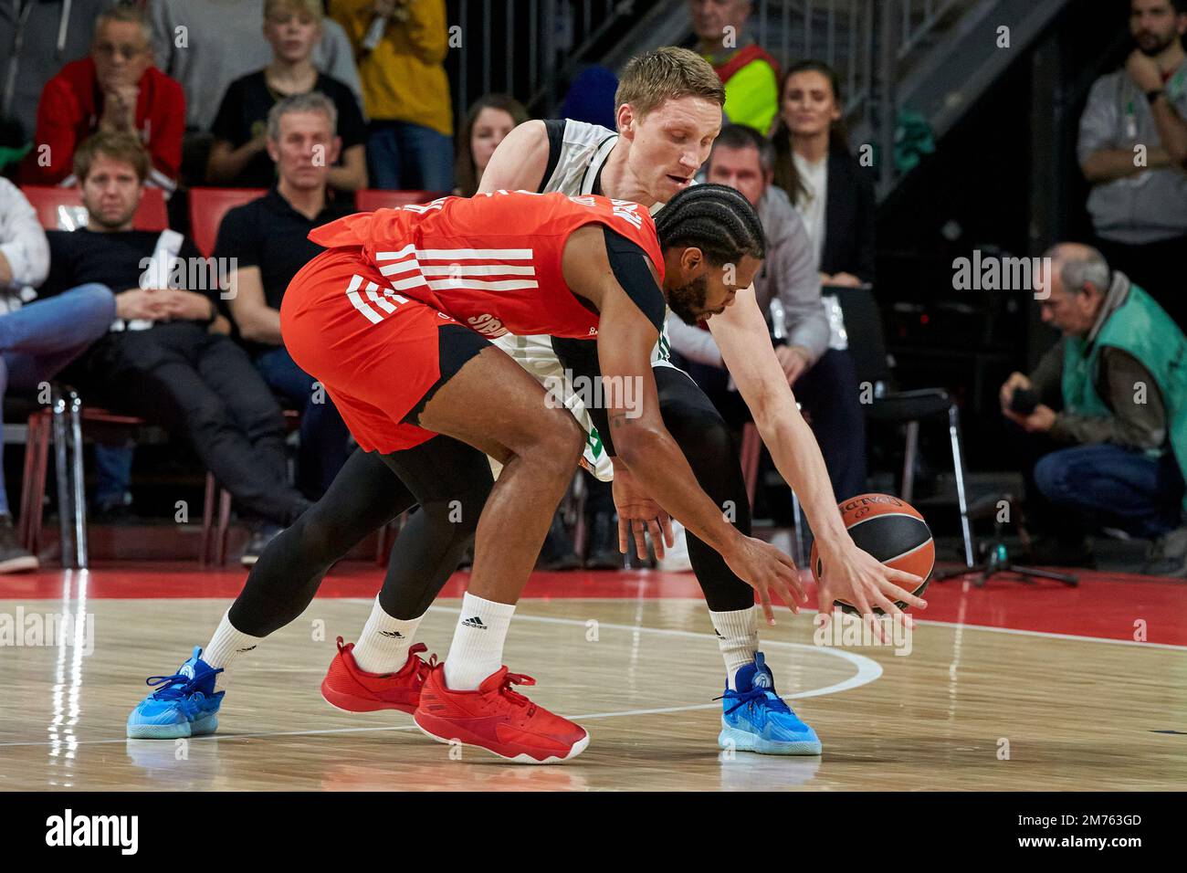 FIBA EuroLeague 2022/2023 München FC Bayern vs Panathinaikos Athen. Faoul FC Bayern München