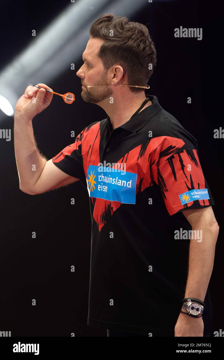 Duesseldorf, Germany. 07th Jan, 2023. Presenter Matthias Killing throws a dart at the ProSieben Celebrity Darts World Championship 2023. Credit: Henning Kaiser/dpa/Alamy Live News Stock Photo