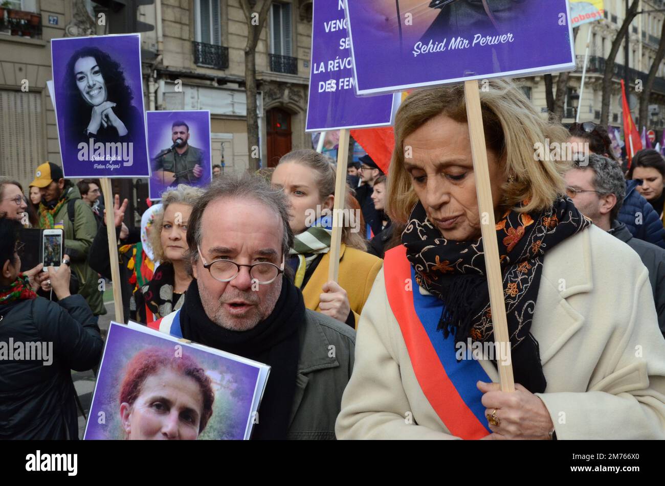 Énorme manifestation de la diaspora Kurde à Paris, pour le 10 ème anniversaire de l'assassinat de 3 militantes Kurdes par les services secrets Turcs Stock Photo