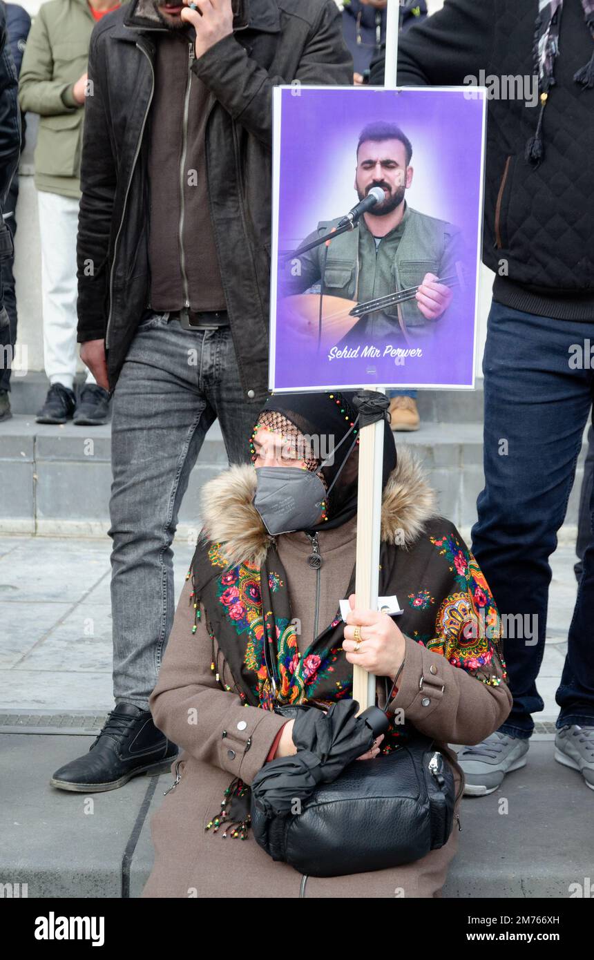 Énorme manifestation de la diaspora Kurde à Paris, pour le 10 ème anniversaire de l'assassinat de 3 militantes Kurdes par les services secrets Turcs Stock Photo